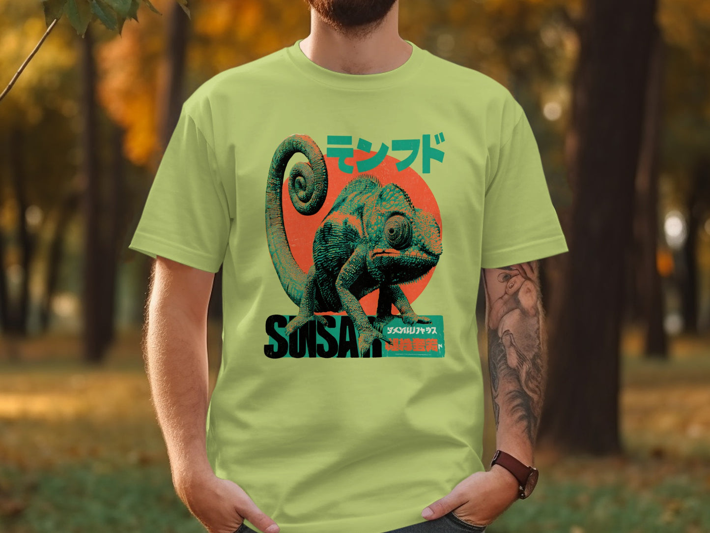 Light green t-shirt with a chameleon graphic and Japanese text.