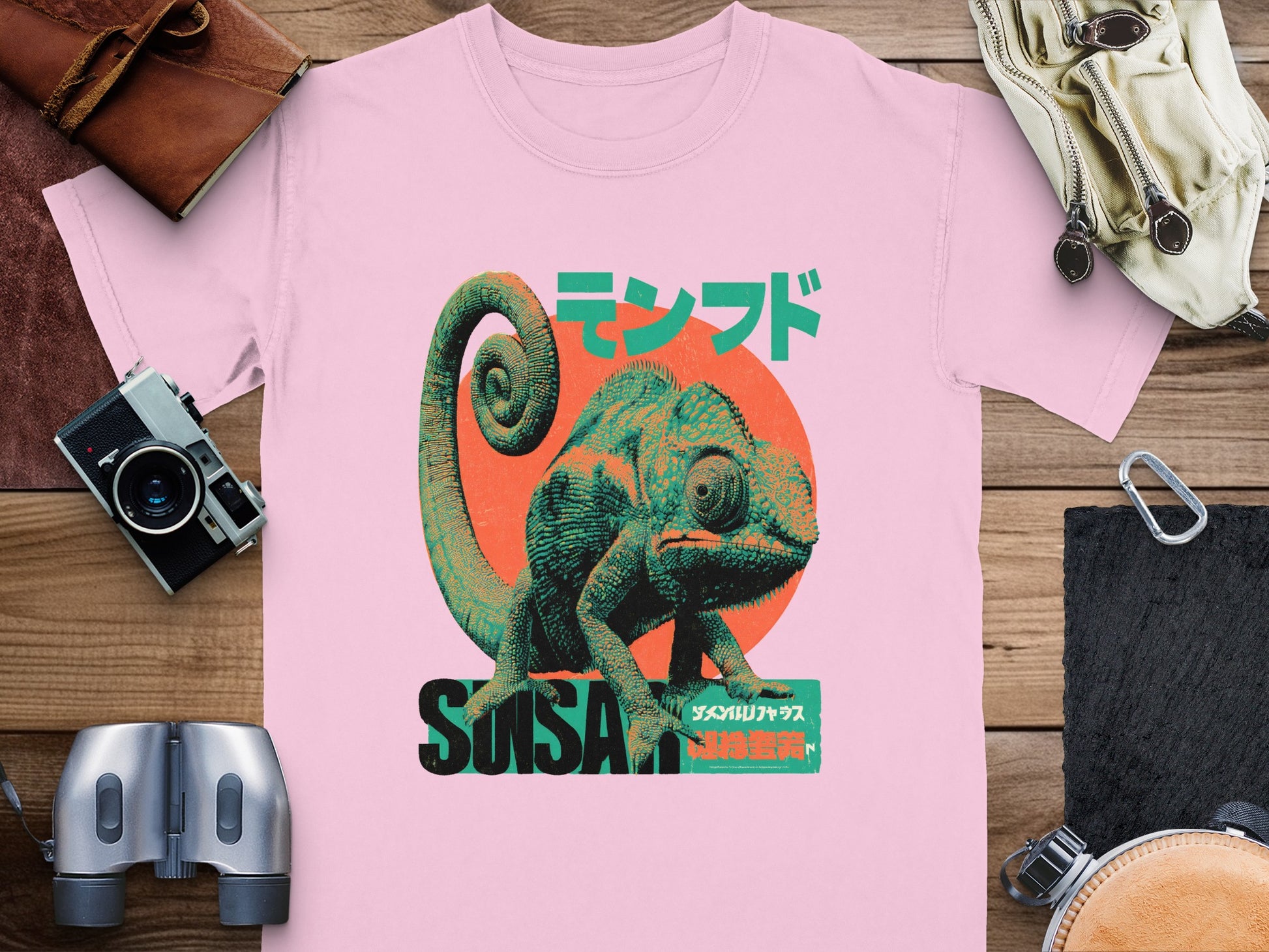 Chameleon on pink t-shirt with Japanese text and "SUISAI" logo.